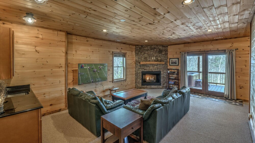 Lazy Dayz Getaway by Escape to Blue Ridge