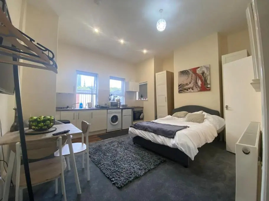 Modern studio apartment - great location!