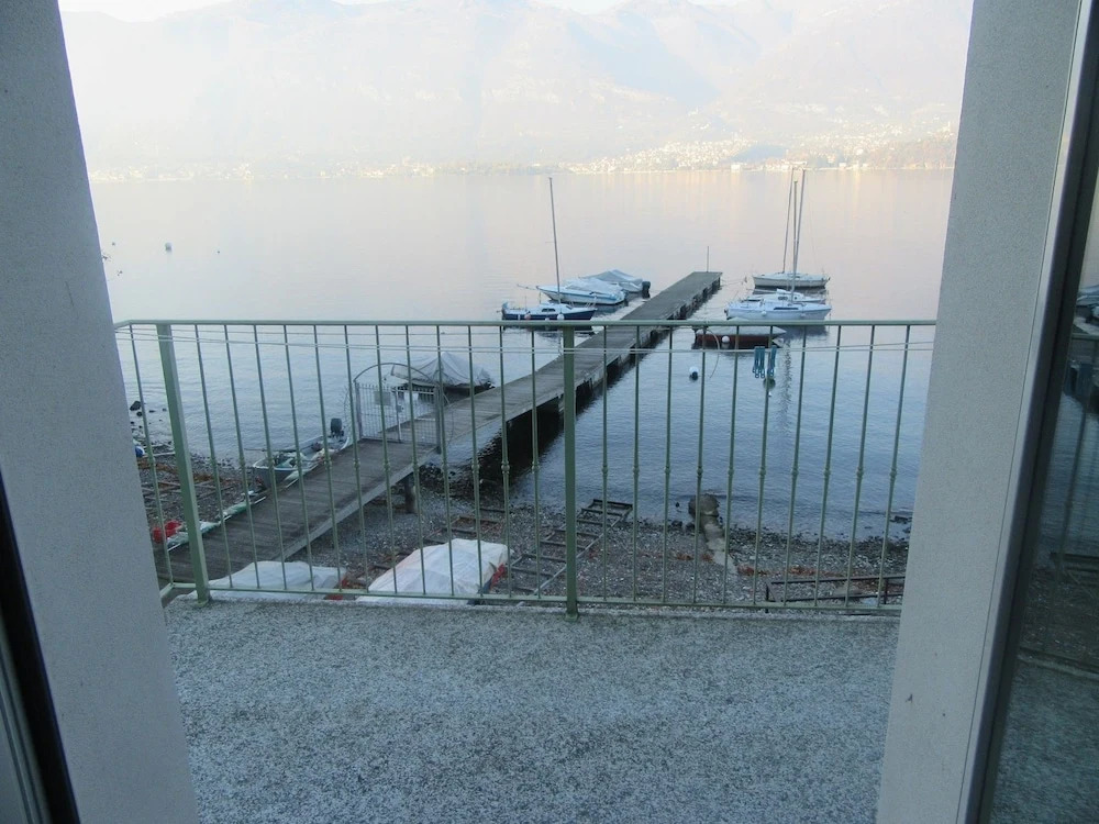 Luxury Apartment Front Lake View