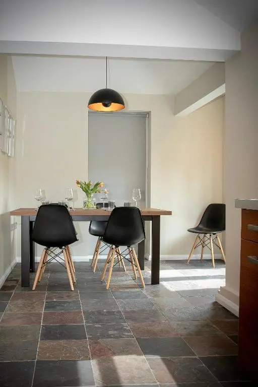 2 bedroom Stamford home with parking