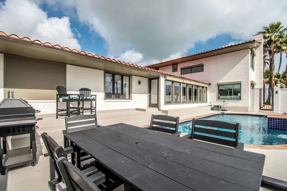 Coastal Paradise Beachfront House - Sleeps 26