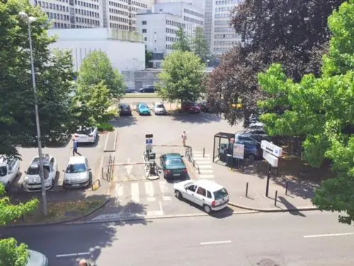 F2 Golden Lounge, Hyper Centre, Parking