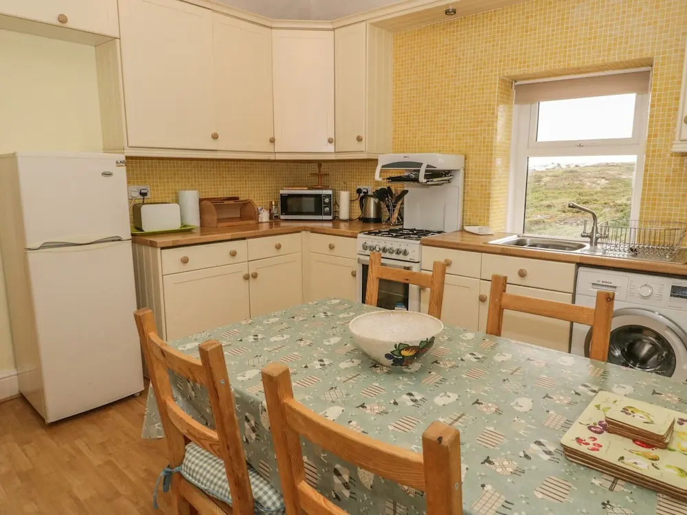 BRYN GORS-3 BED-FIRST FLOOR APT- YARDS FROM BEACH