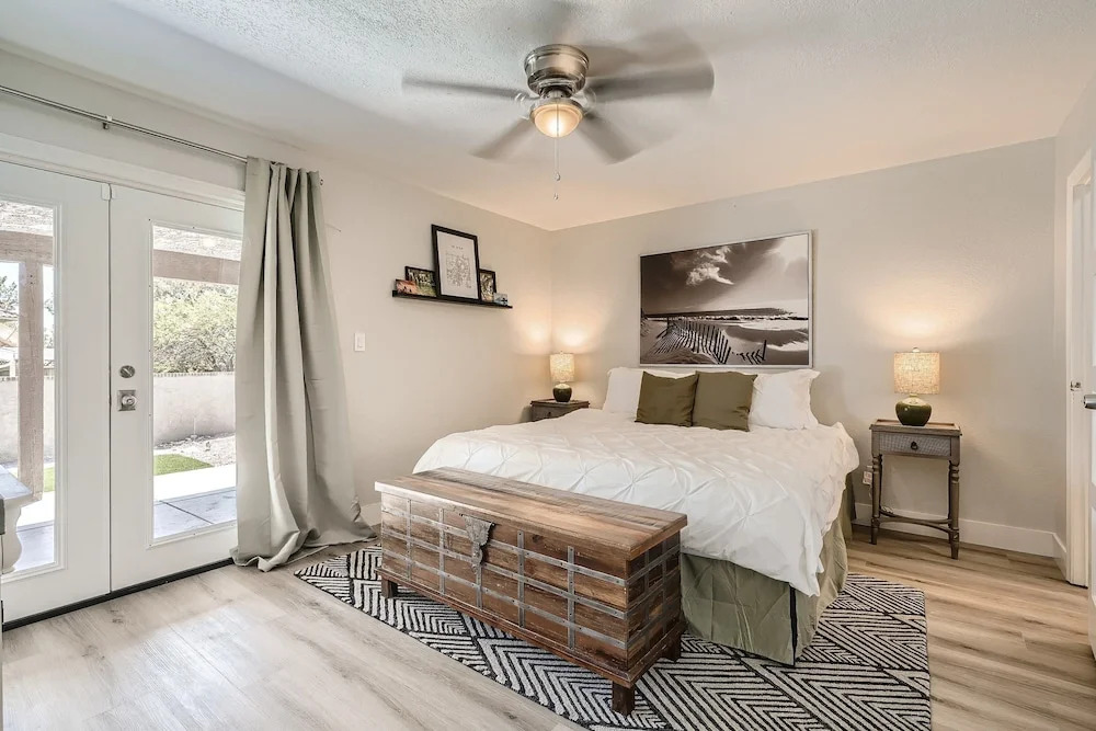 Lux life! Central location for business or play