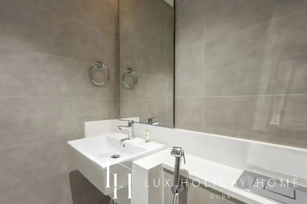 LUX | 2BR Lagoon View – District One, 10–15 min Burj Khalifa
