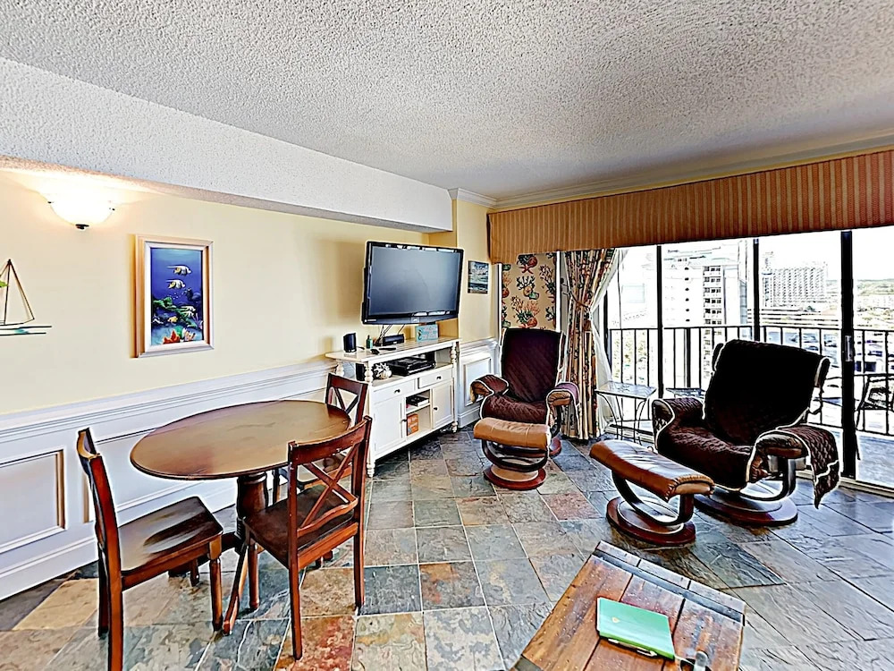 New Listing! Oceanfront Condo W/ Pools & Hot Tubs Condo