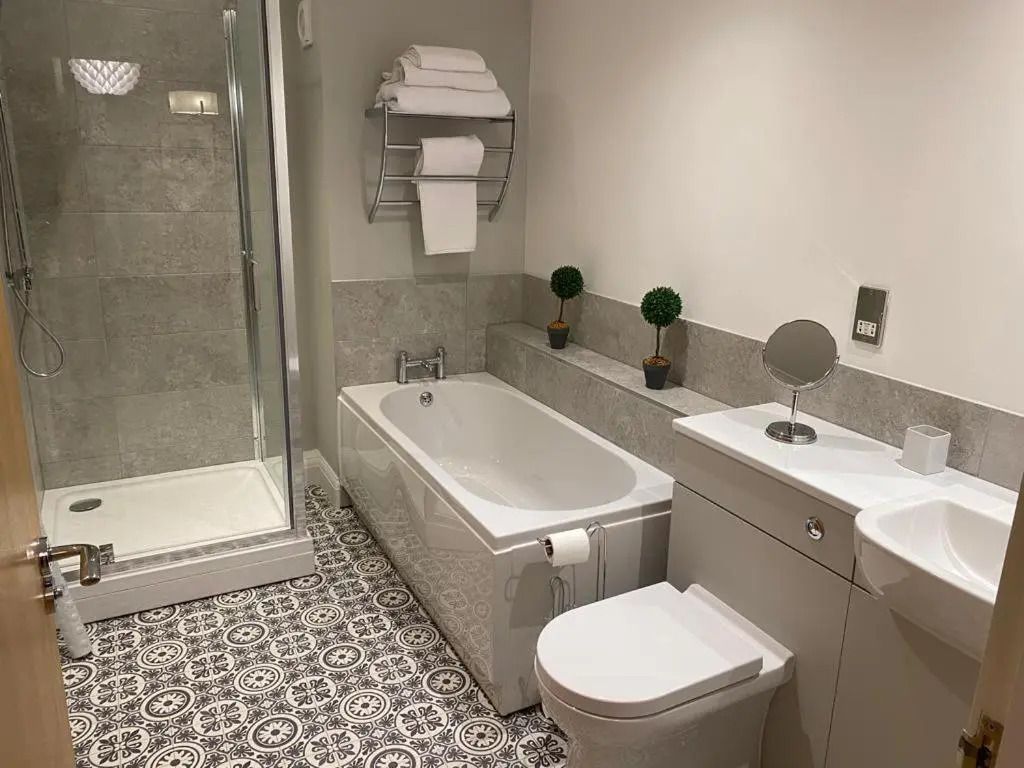 GS - Luxury, modern town centre, 2 beds, free parking for one vehicle