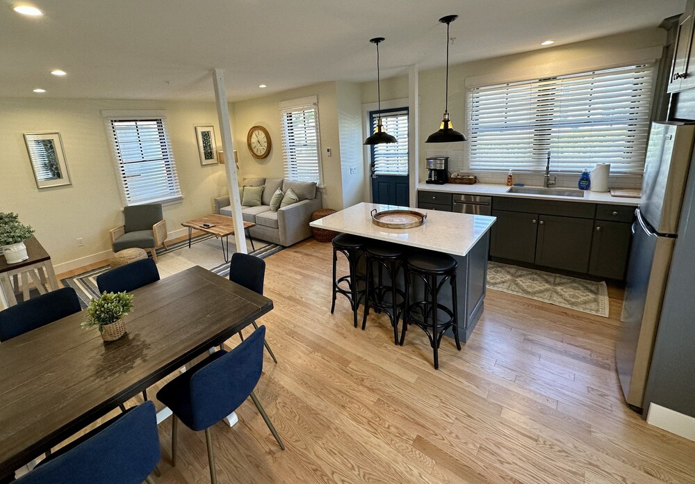 Downtown Newport 2br Apartment W/ Parking & Deck - Unit 4 2 Bedroom Apts