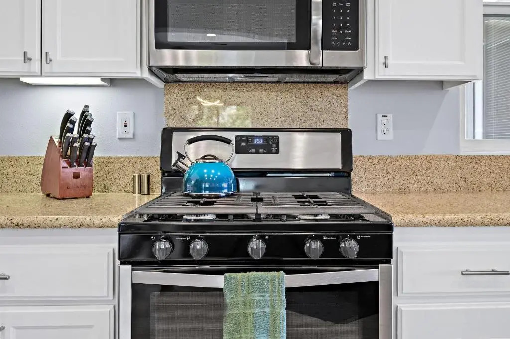 New Listing Luxurious Getaway Near Polo Fields home of Coachella, Stagecoach Sleeps 11 Pool,Parking, Golf, Spa, Coffee