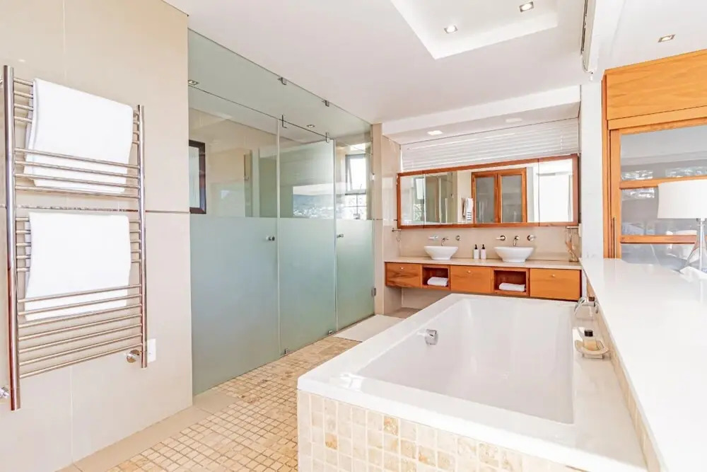 Lovely Six Bedroom Villa With Uninterrupted Sea Views 17 Geneva