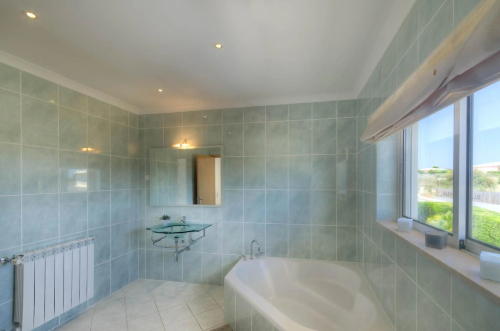 Villa Montanha, 4 Bedroom Villa, with swimming pool, loungers and alfresco dining, 10 min walk to the beautiful Praia da Luz Beach, Shops, Bars and Restaurants