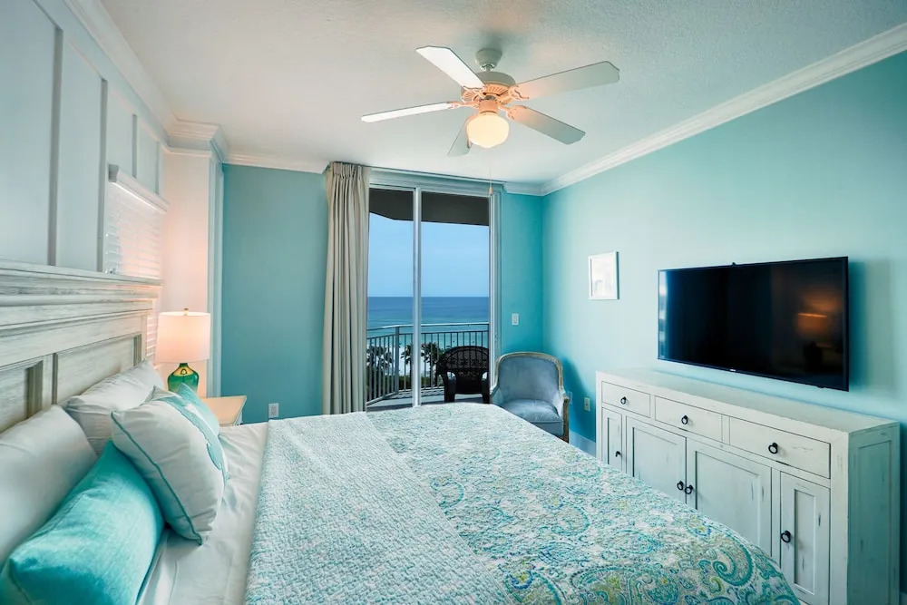 Waterscape B606 - 2 Br condo by RedAwning