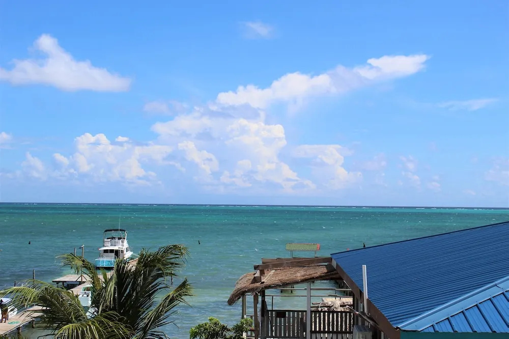 Barefoot Caye Caulker Hotel