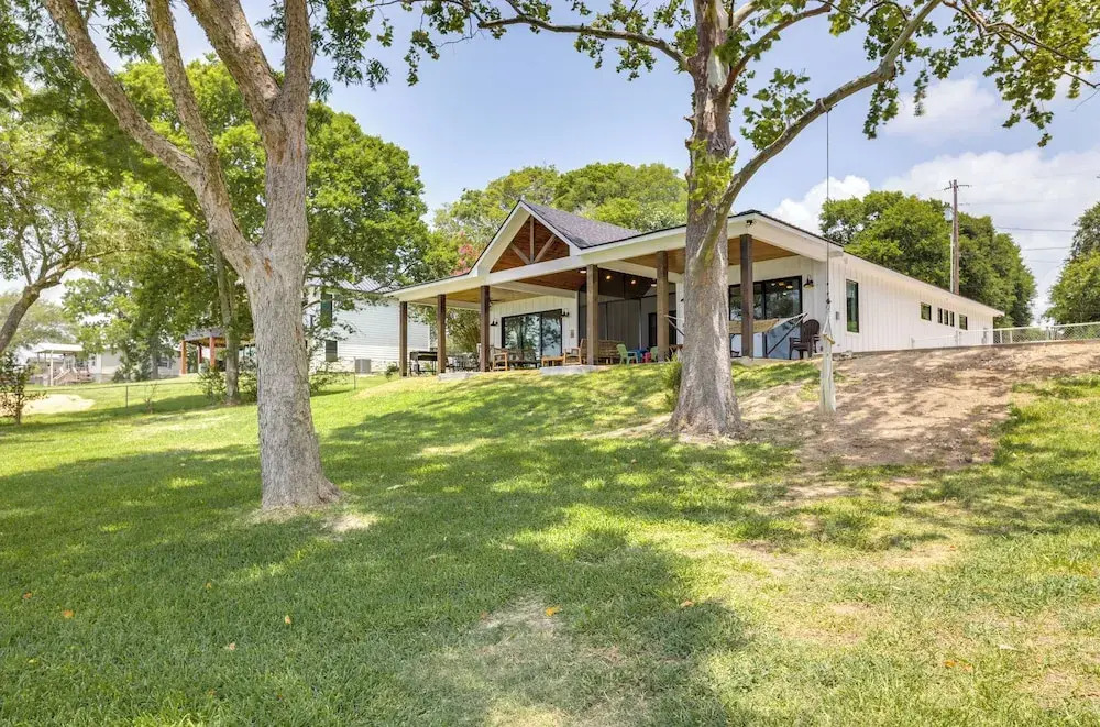 Lakefront Onalaska Home w/ Screened-in Porch!