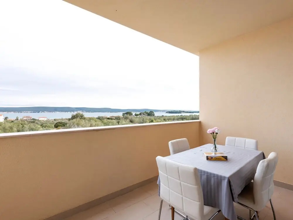 Simplistic Apartment in Neviđane near Sea beach