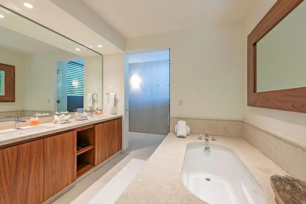 Sunny Vacation Condo 3