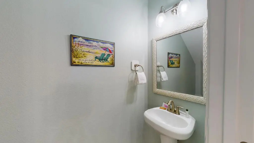 BC202 Funky Parrot, Heated Saltwater Pool, Short Walk to Beach, Gameroom