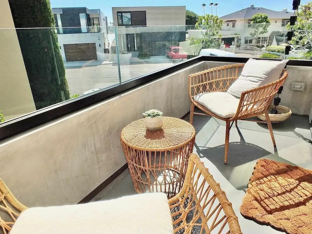 Naples Luxury Retreat - 2 BDR Stay for 4 With Rooftop Patio Near Shops