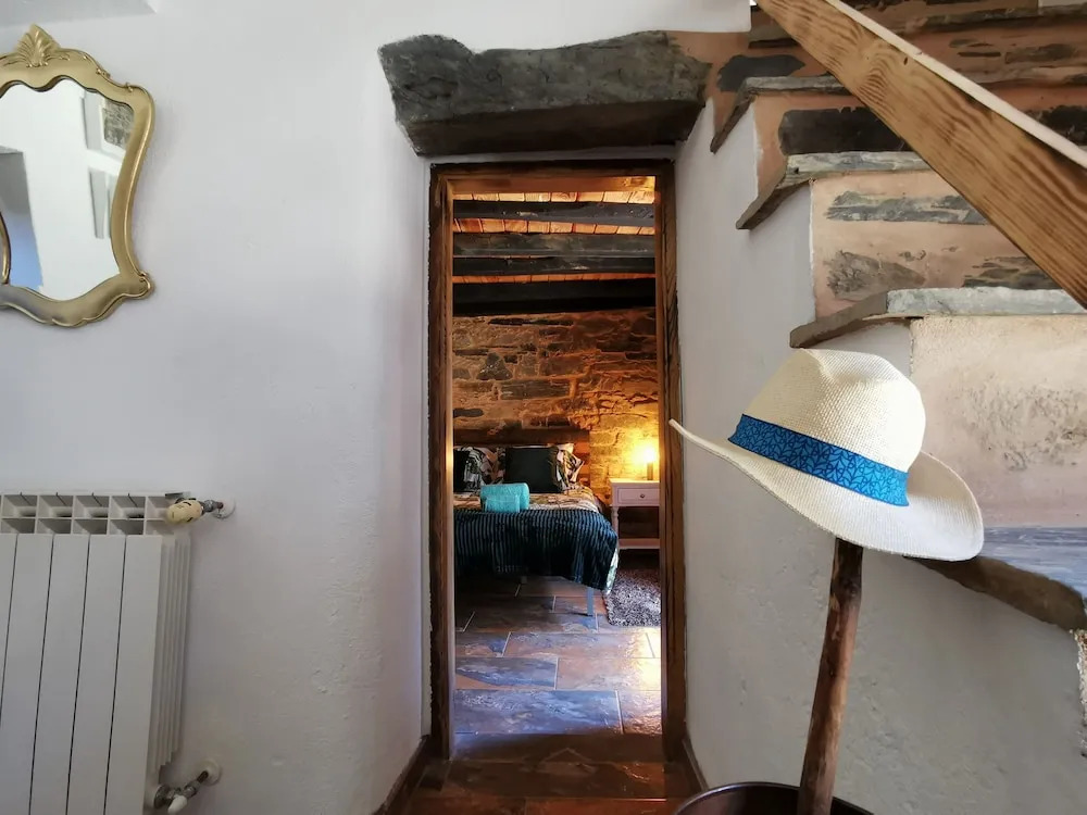400 Year old 3-bedroom Farmhouse Central Portugal