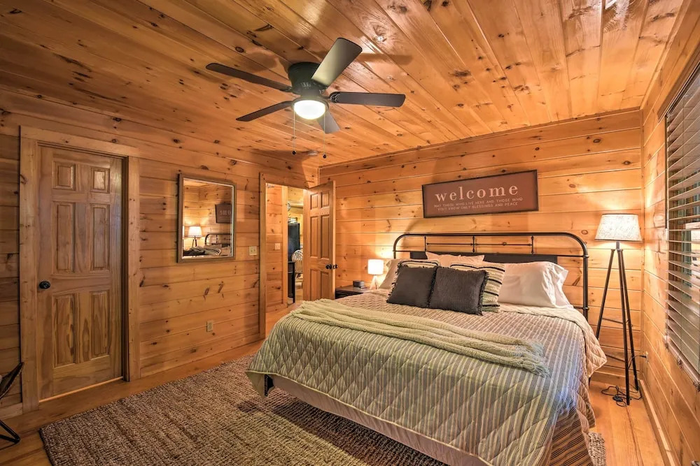 Blue Ridge Cabin: Hot Tub, Fire Pit & Grill!