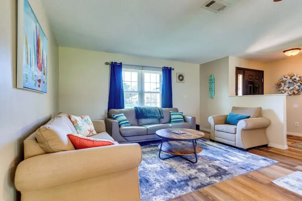 Gulf Breeze Oasis w/ Patio, Grill & Beach Chairs