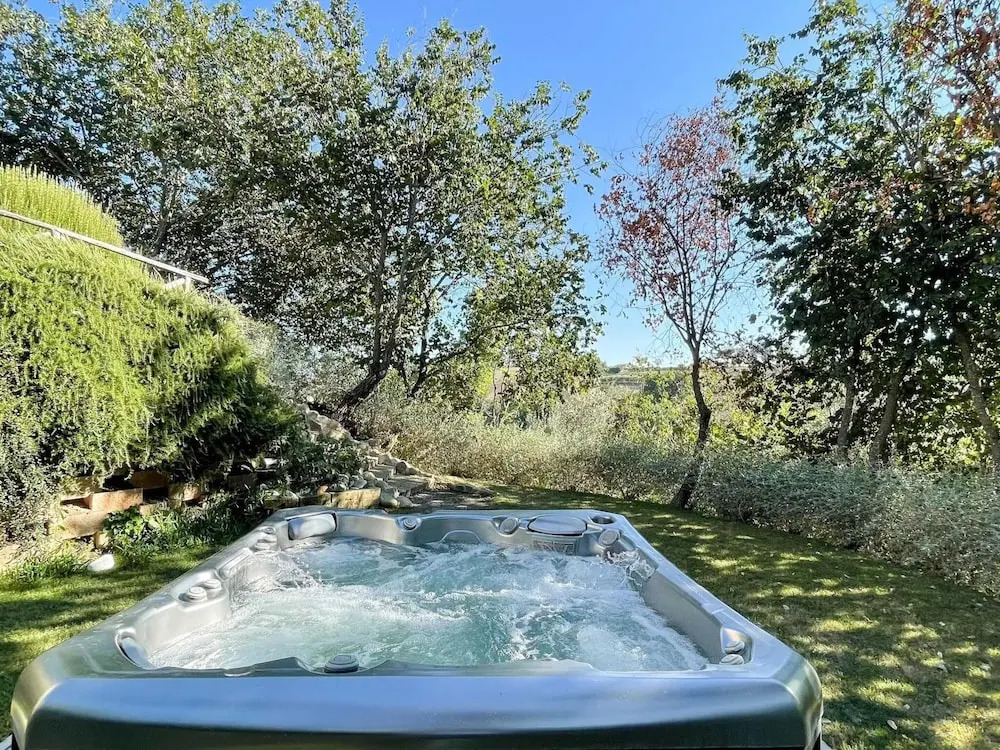 Pleasant holiday home with whirlpool