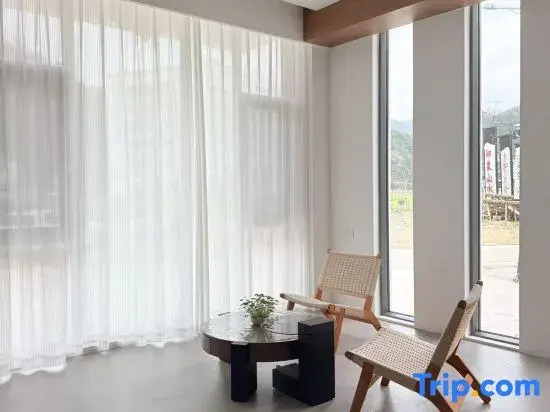 No. 8 Hong Village Holiday Inn in Ningguo