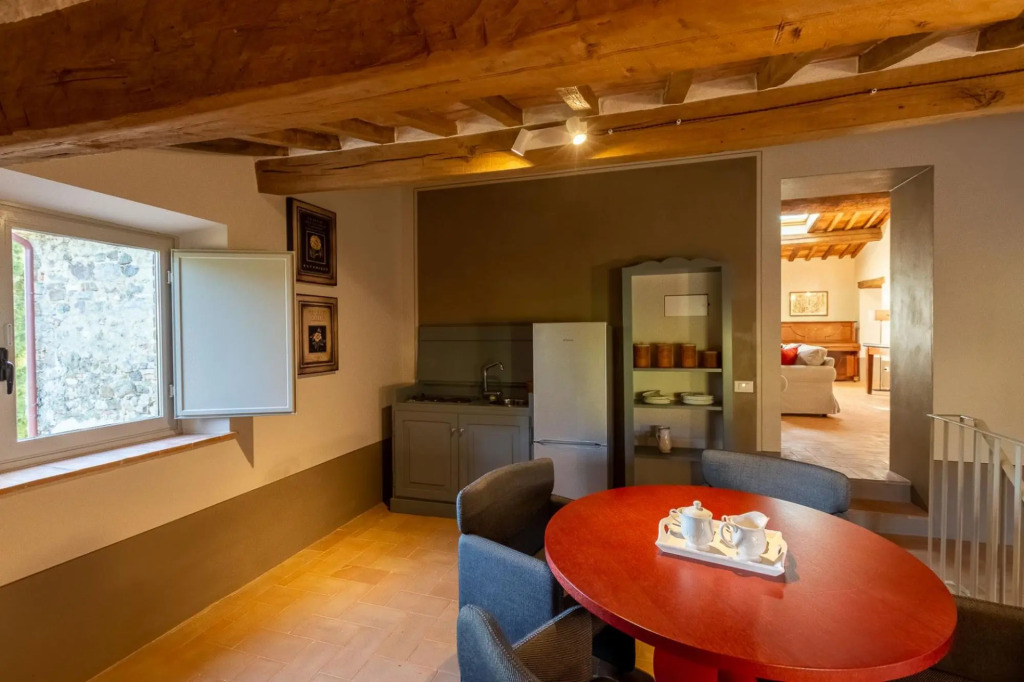 Podere Acqua Calda is an old stone farmhouse, recently renovated, located within walking distance fr-Podere Acqua Calda