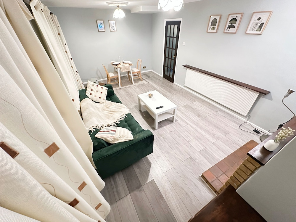 Spacious Luton Airport Accommodation - Perfect for Contractors, Families, Tourists & Long Stays