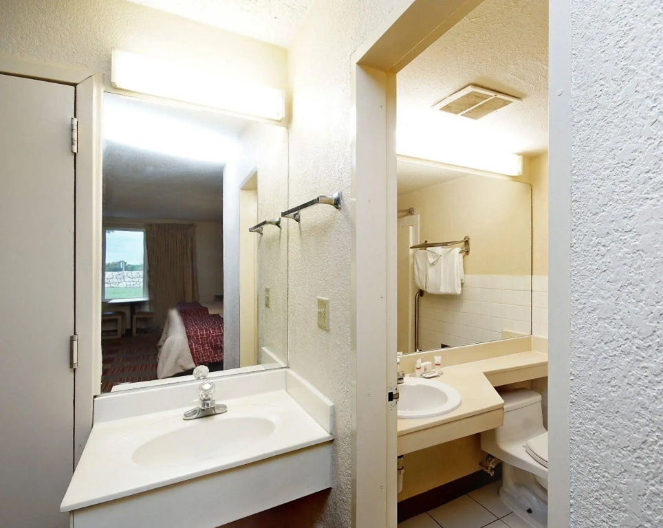 Countryside Suites Kansas City Independence I-70 East Sports Complex Hotel
