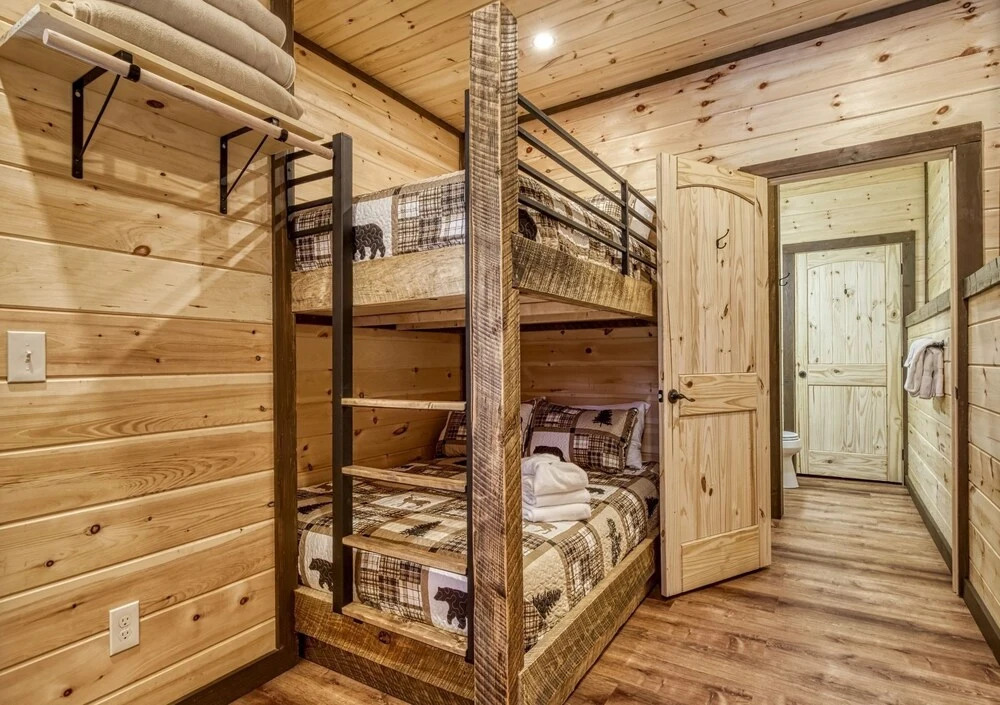 Ern806 - Splashin' Views 2 Bedroom Cabin by RedAwning