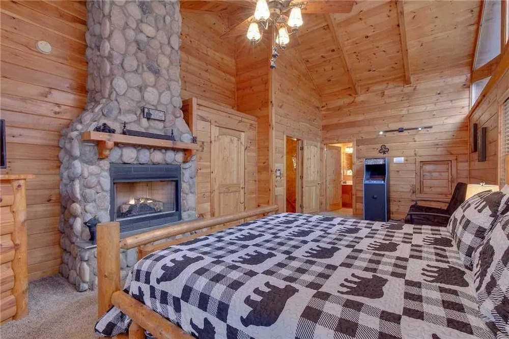 Bear Paws - Two Bedroom Cabin