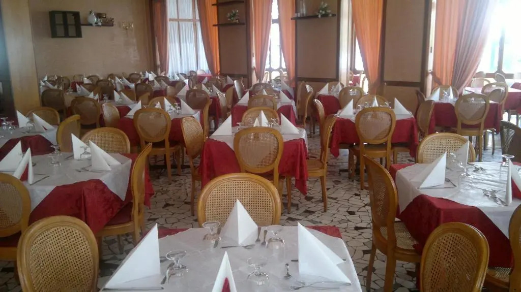 Hotel AMALFI & Restaurant Karaoke Bar