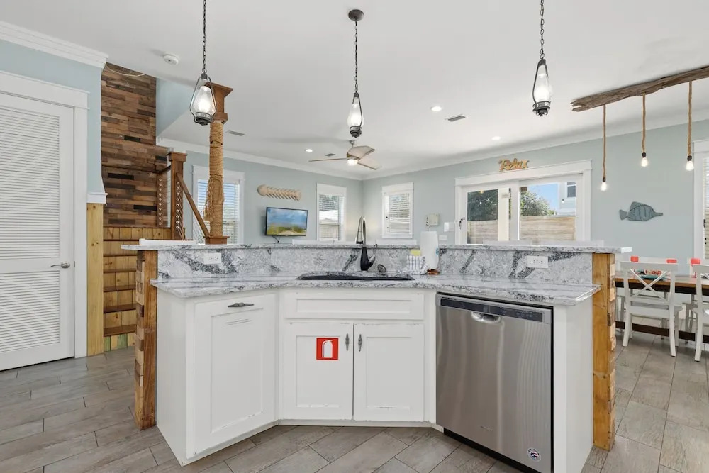 Three Master Bedrooms! Easy Beach Access! Gulf Views