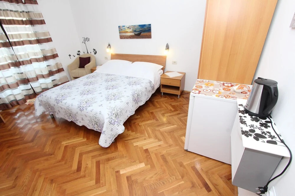 Room and Apartment Lea