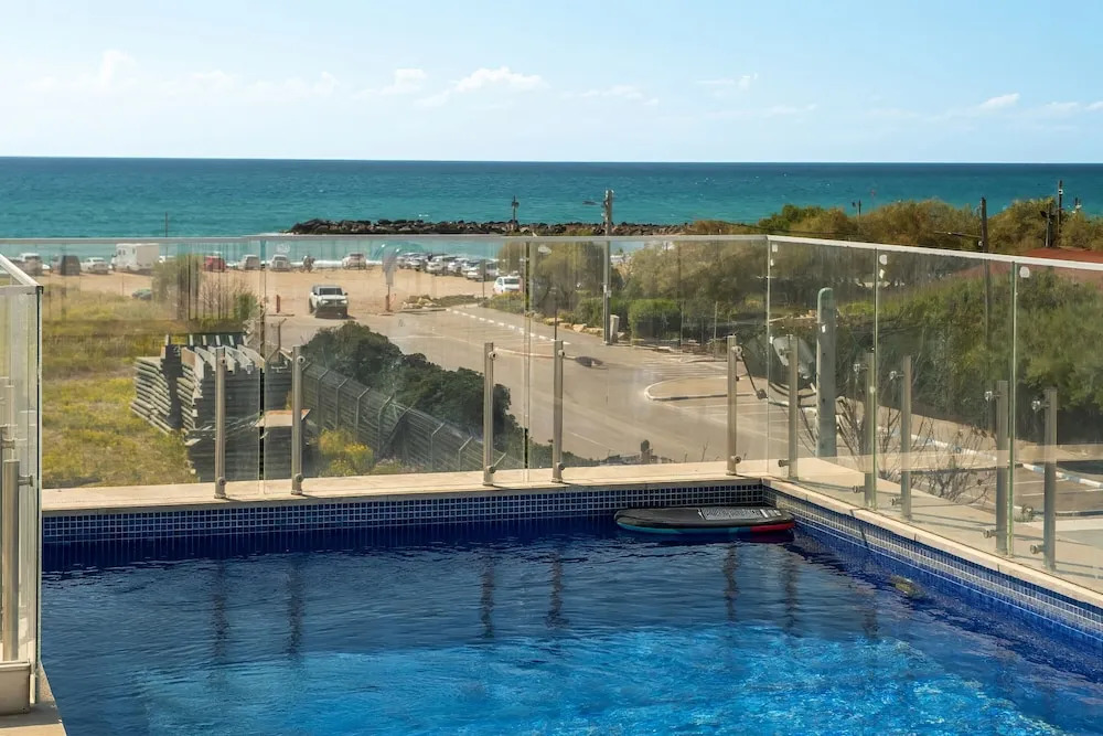 Garden& Rooftop Beachfront Apartment