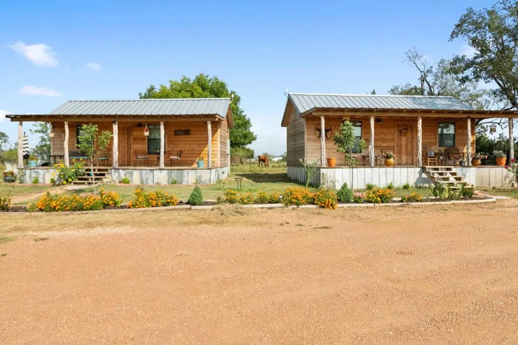Hr 4 - The Sunflower Cottage 1 Bedroom Cabin by RedAwning