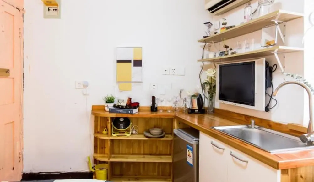 Hard Candy Apartment No.14