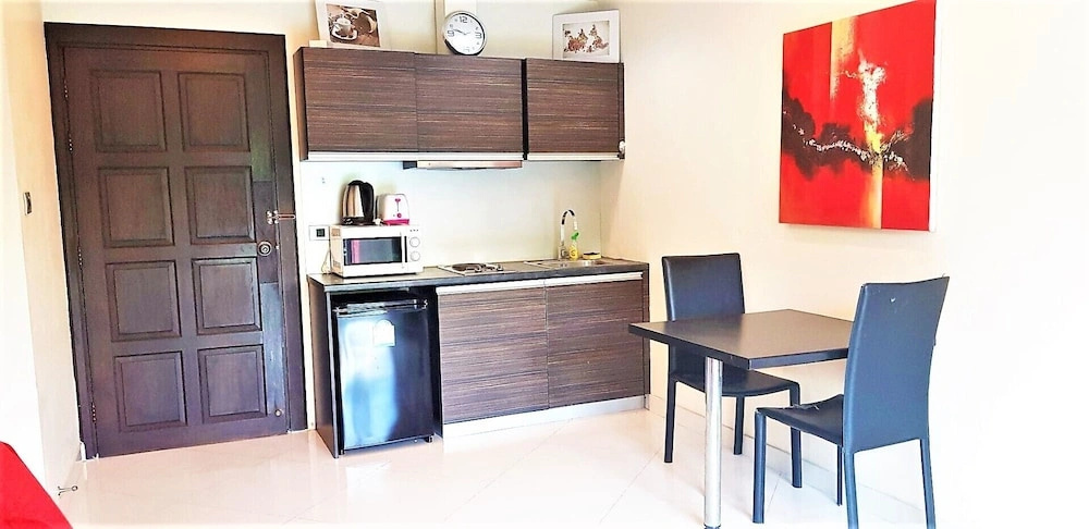 1-bedroom Condo Near Jomtien Beach With Lagoon Pool & Resort Facilities