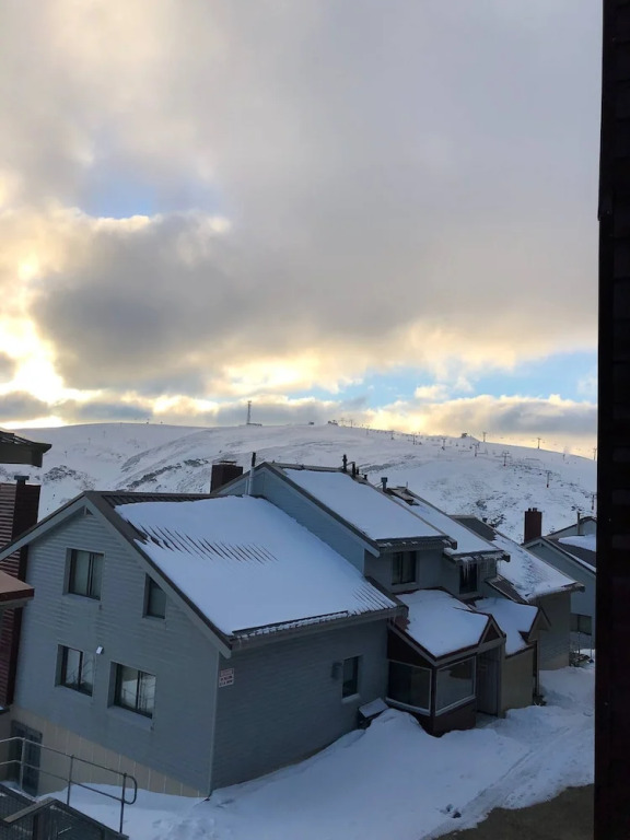 Hotham 3 Bedroom Apt - 24 Lawlers
