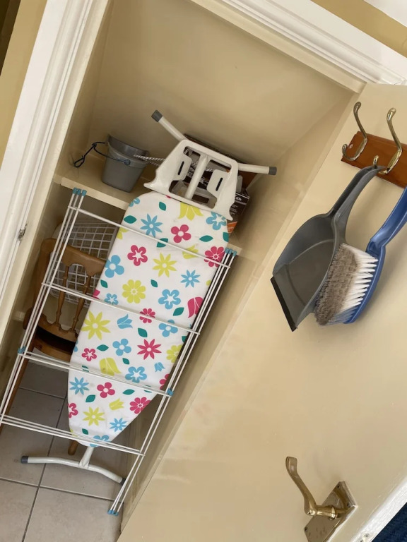 Rain Hill Cottage - Sleeps 4 Parking & Pets Ok