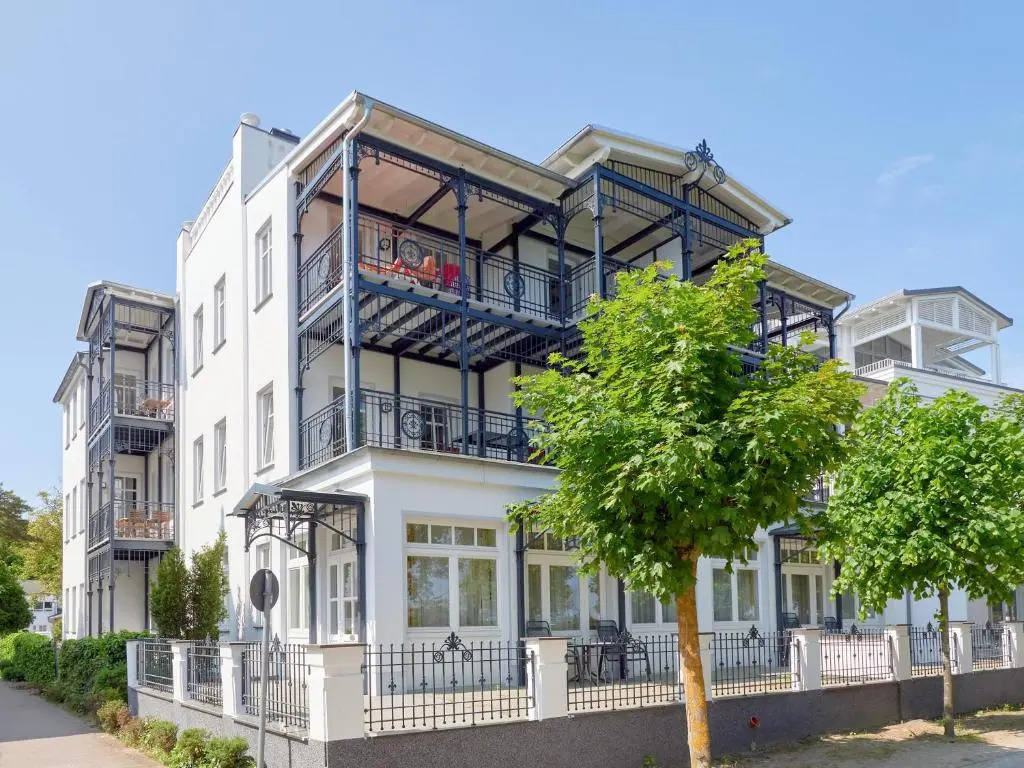 Villa Strandblick in Binz, FeWo direkt am Strand mit Balkon und seitlichem Meerblick