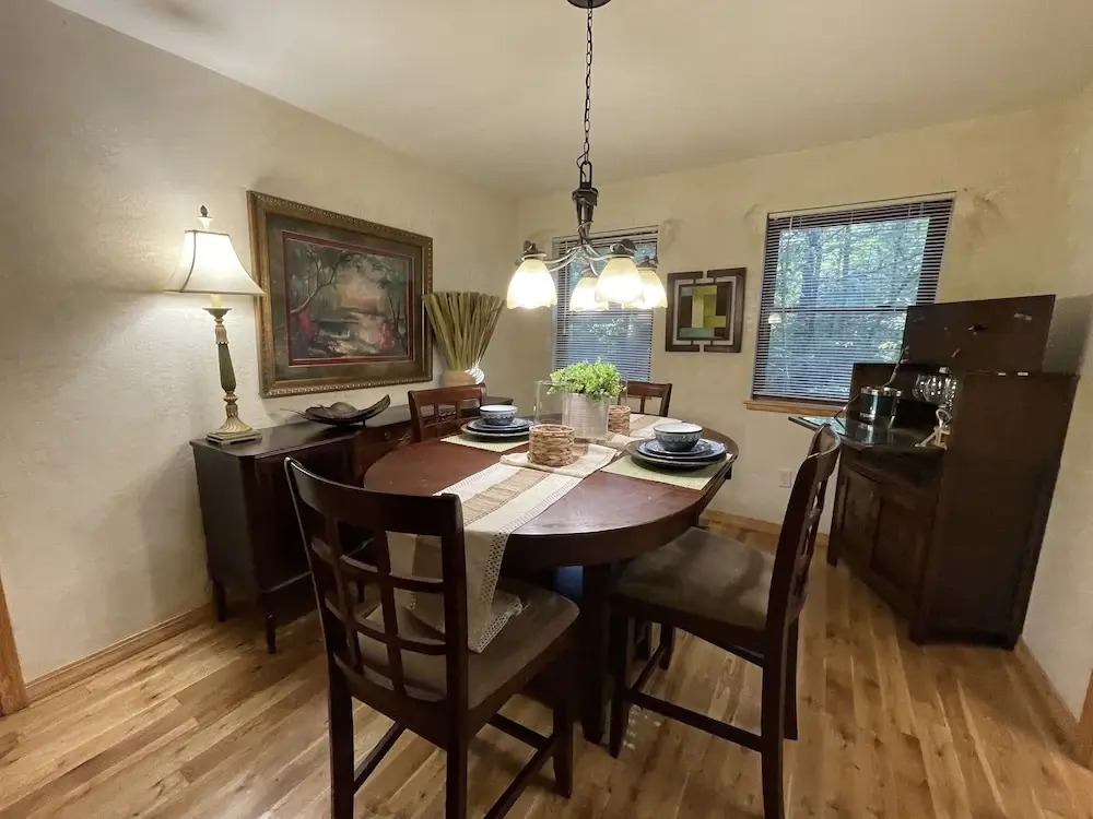 One bedroom, one bath log-sided cottage with private hot tub on Lake Ouachita. by RedAwning
