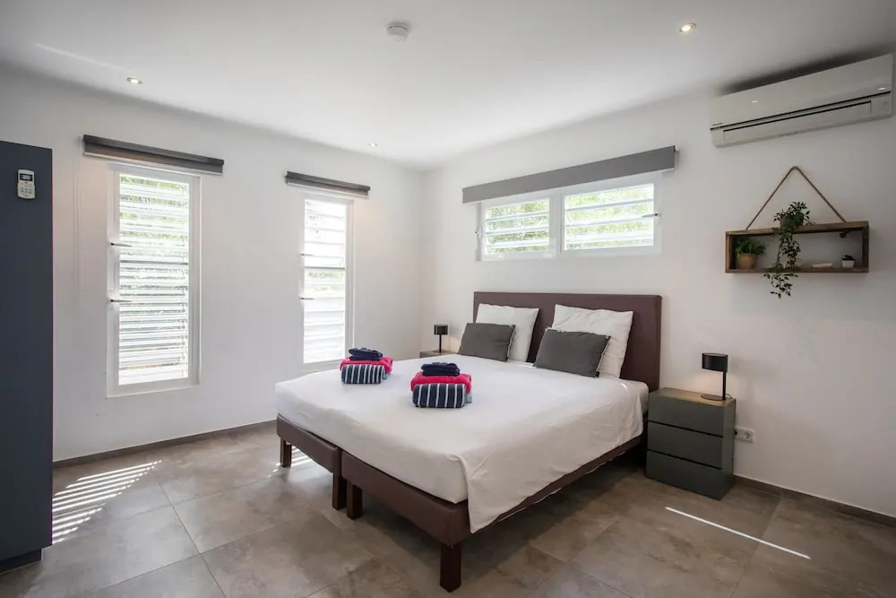 Casa Maria Curacao. Luxury 6 Bedroom Villa Next to Supermarket & Jan Thiel Beach