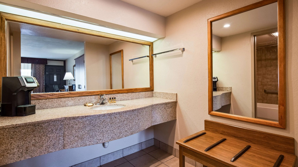 Best Western Plus Saddleback Inn & Conference Center