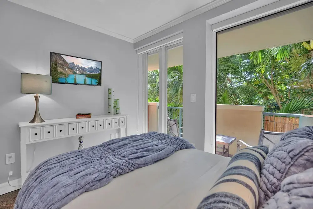 Treetop Retreat Cozy 2 Bedroom in Grove
