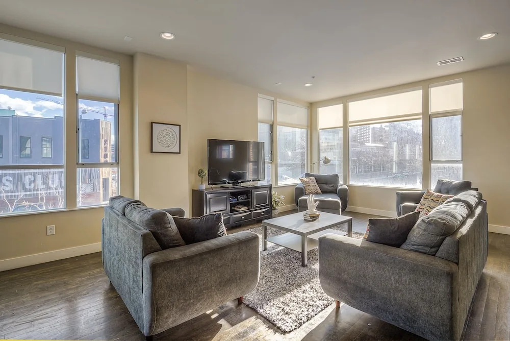 Luxe 3 Story Loft Rooftop Deck City Views!