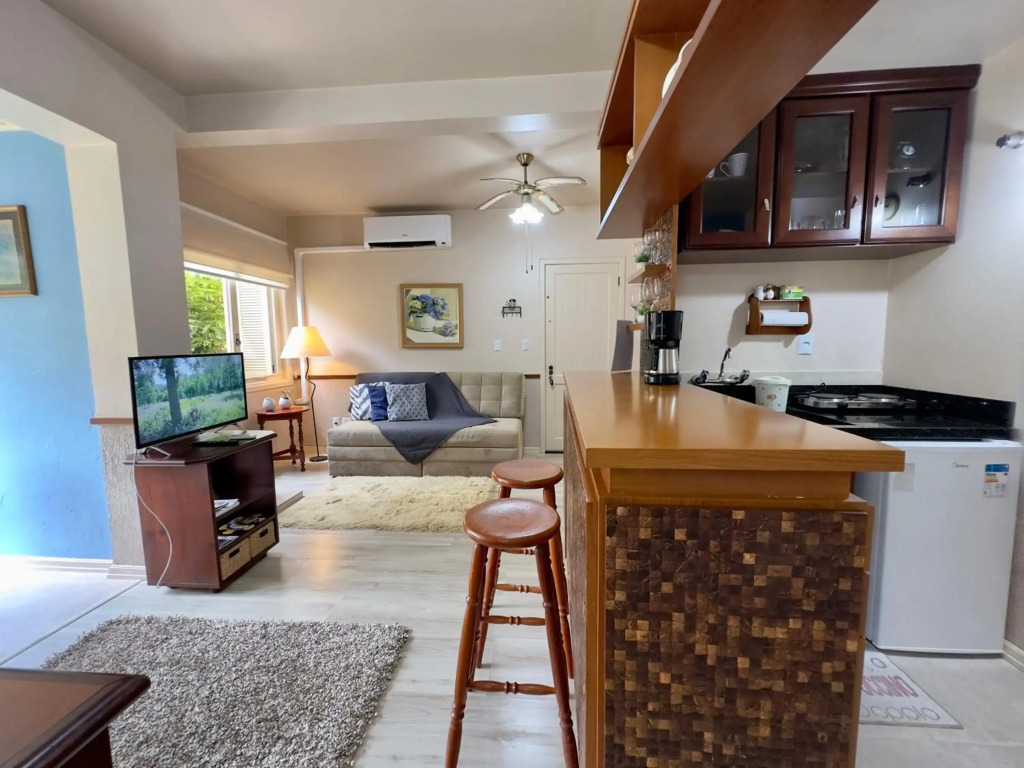 Apartamento Belo Jardim! Com LAREIRA 500 metros do LAGONEGRO, VISTA para Jardim em CONDOMINIO FECHAD0 com GARAGEM e Wi-Fi e PETFRIENDLY