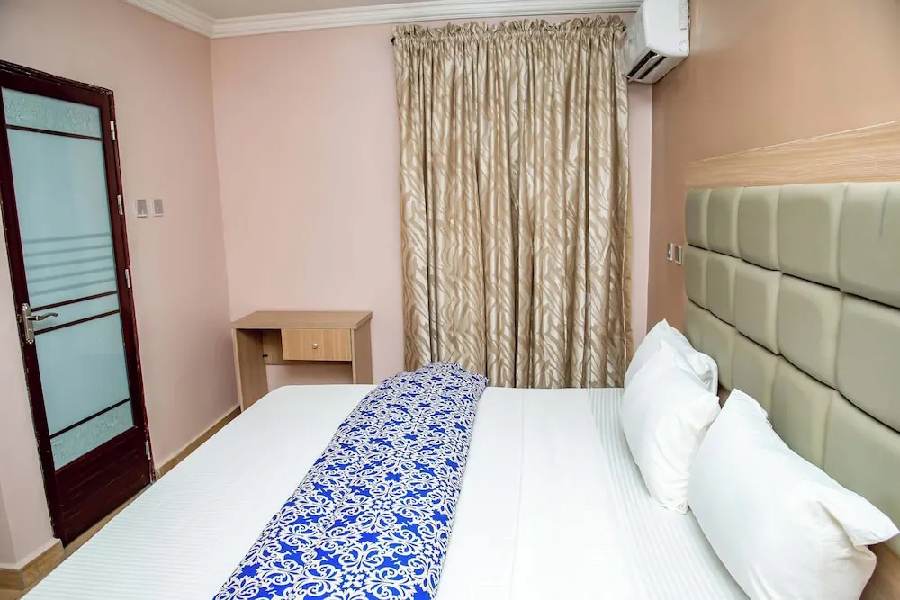 Everland Hotel and Suites