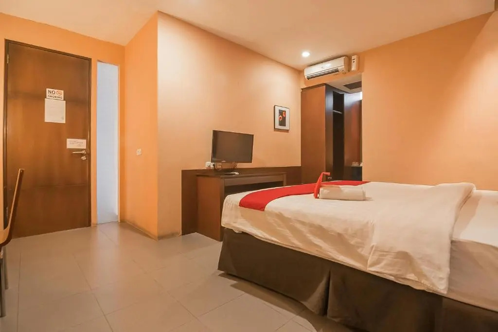 RedDoorz Plus @ Cipaganti Street 3